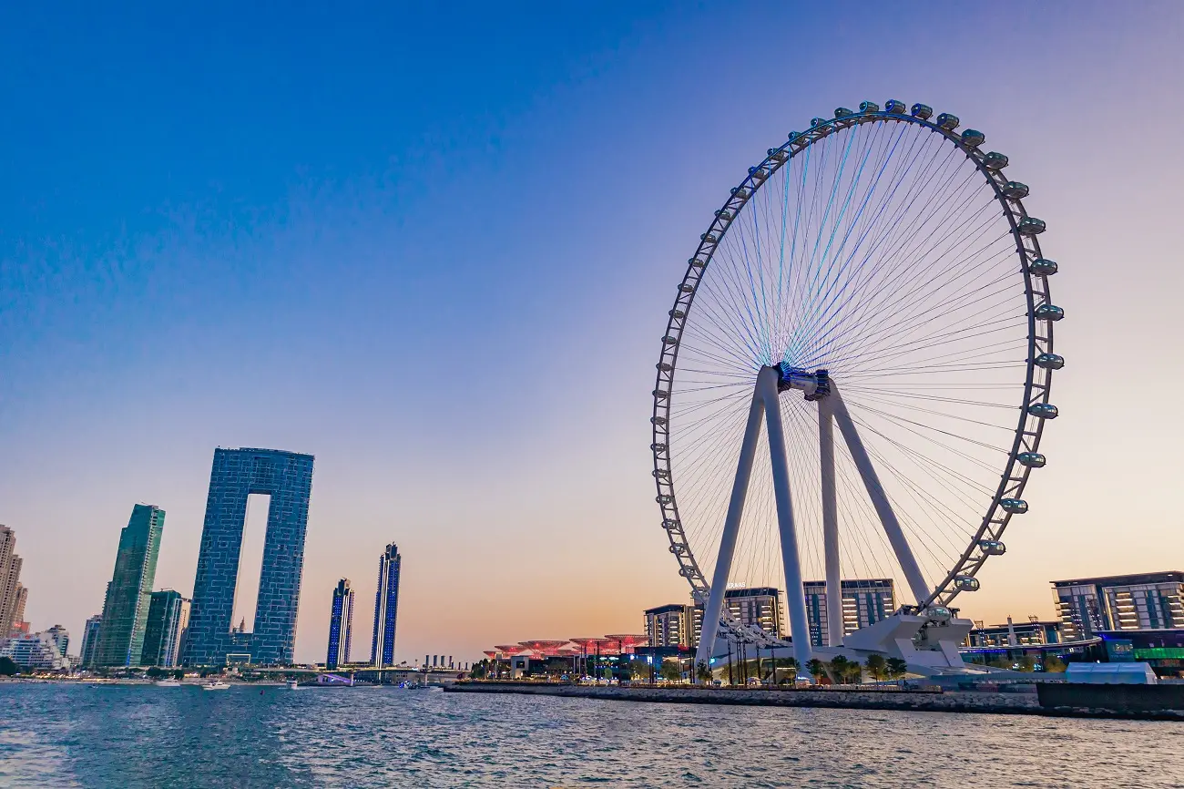 Discover the best way to navigate the beauty of Dubai by private yacht charter Dubai!