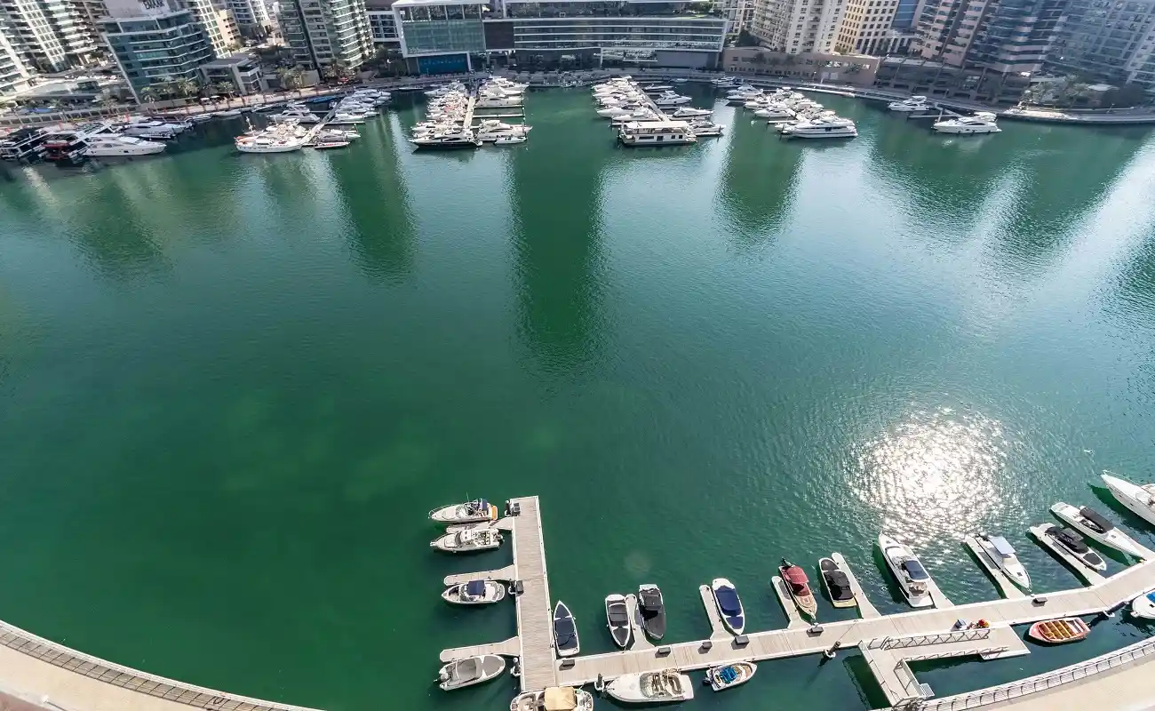 Cruise around the Dubai Creek Marina on a rented yacht and experience the blend of Dubai's history and modernity.