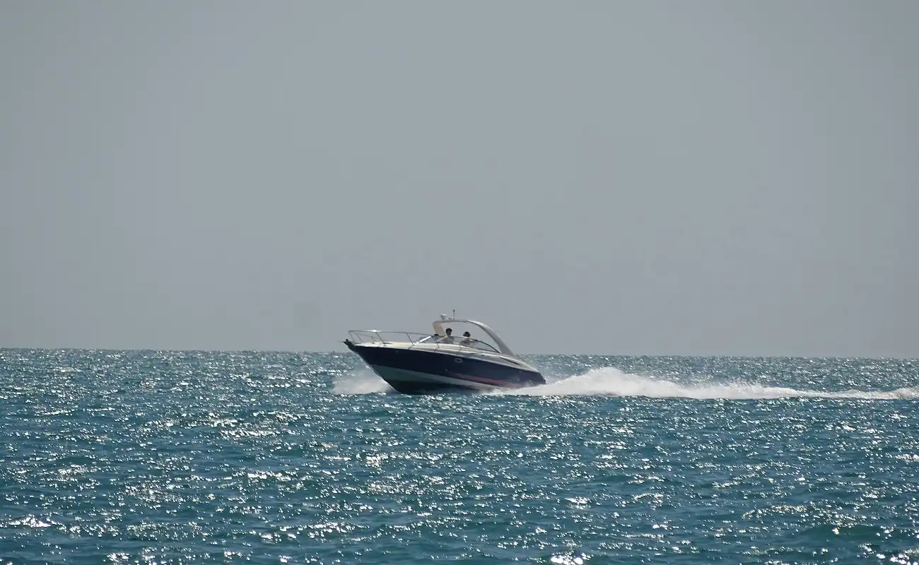 Choose a Dubai speed boat tour for a thrilling shoreline adventure!
