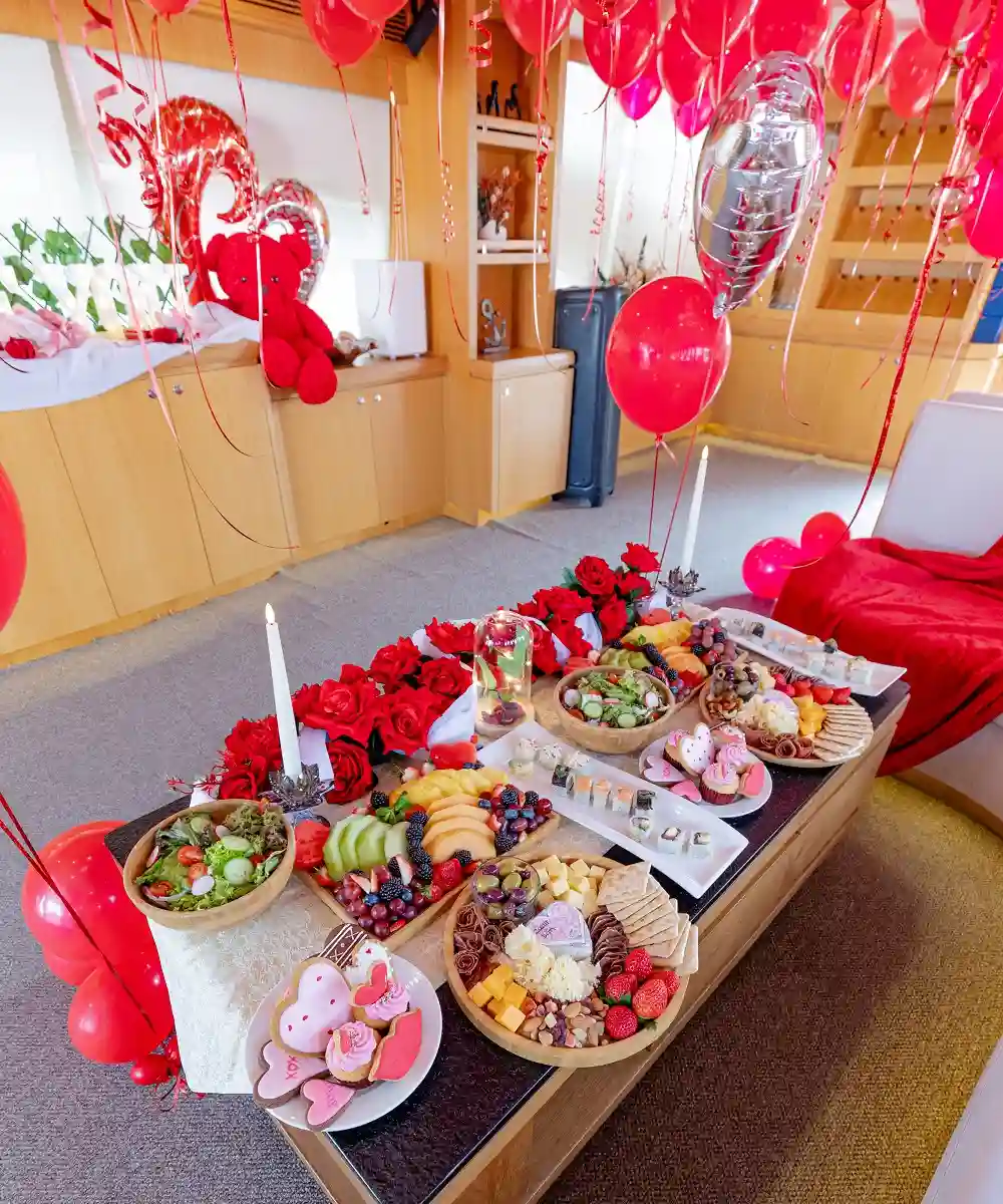 Hosting a romantic dinner cruise on a yacht in Dubai