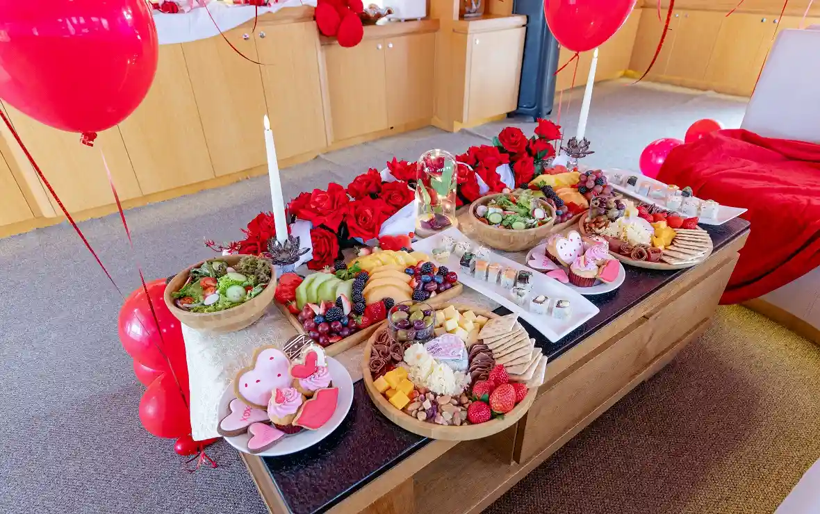 Hosting a Romantic Dinner Cruise on a Yacht in Dubai