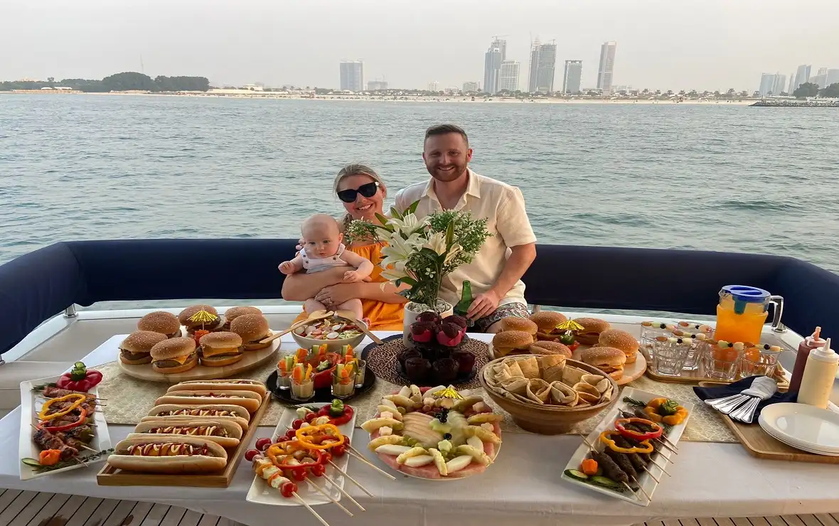 Enjoy Dubai yacht brunch cruise with family and friends!