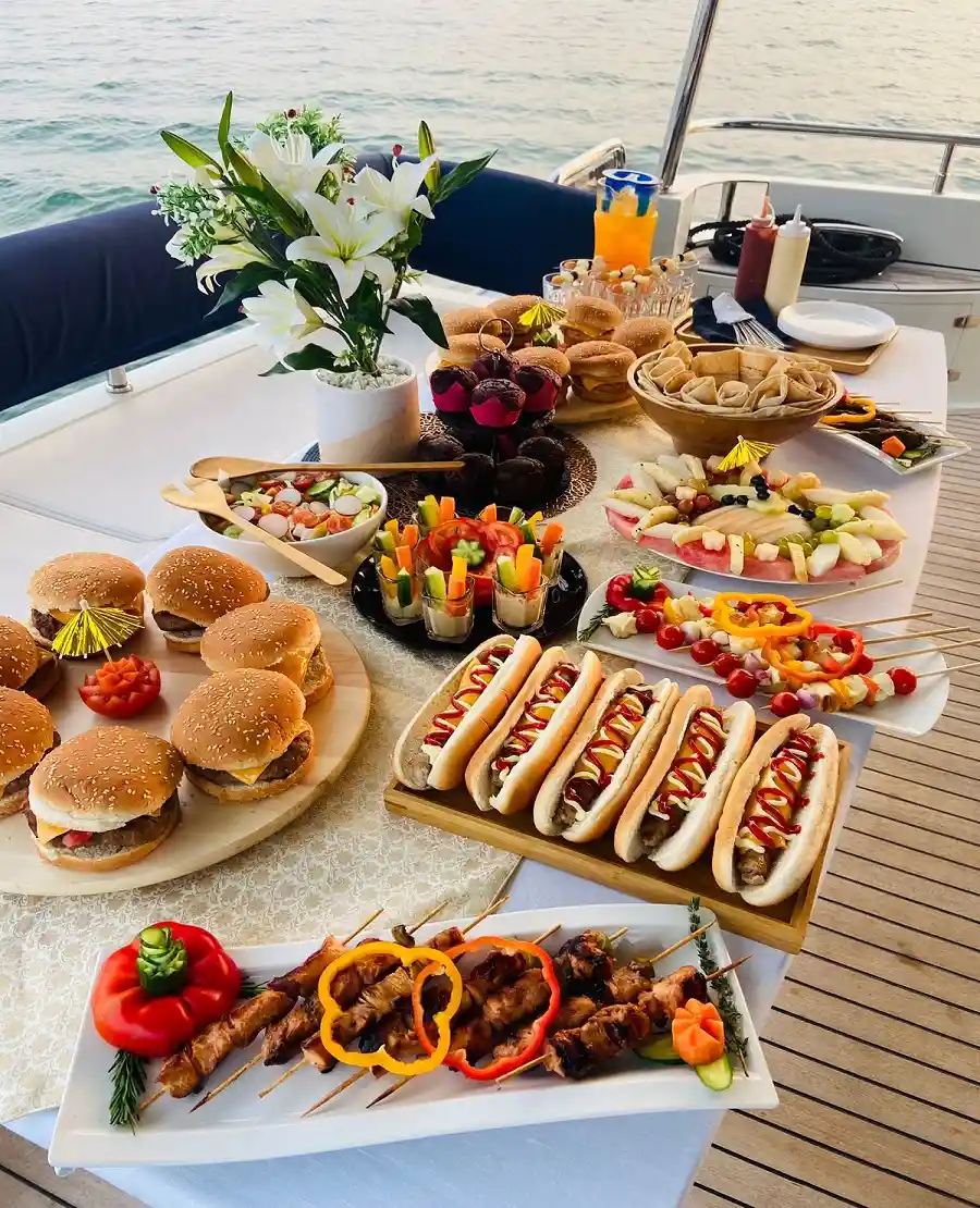 Lunch on a Dubai yacht with a sumptuous meal!