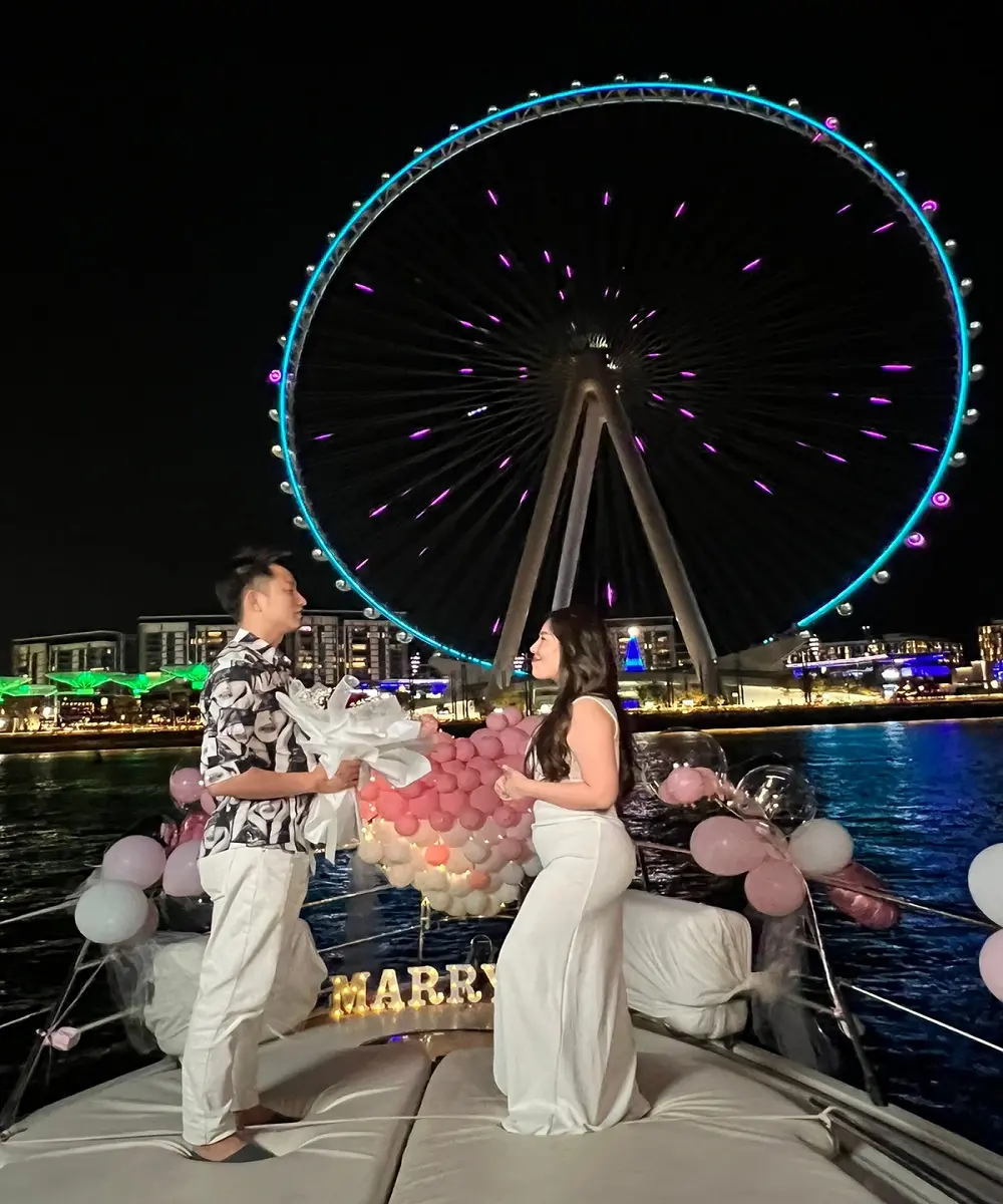 Take a yacht ride in the evening and pass by Ain Dubai for a romantic proposal.