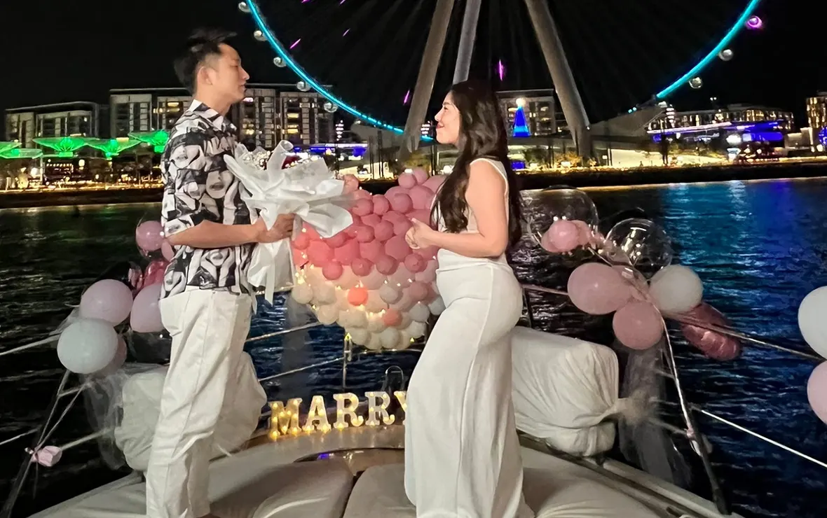 Take a yacht ride in the evening and pass by Ain Dubai for a romantic proposal.