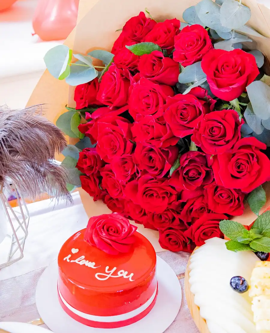 Customized Rose Bouquet and Honeymoon Cake