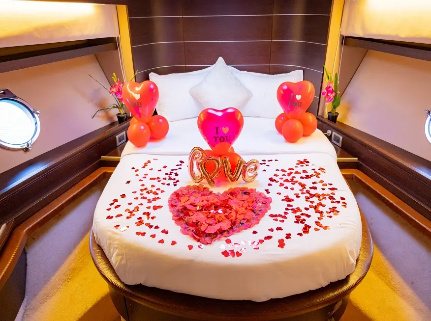 Dubai Yacht Honeymoon Theme Room