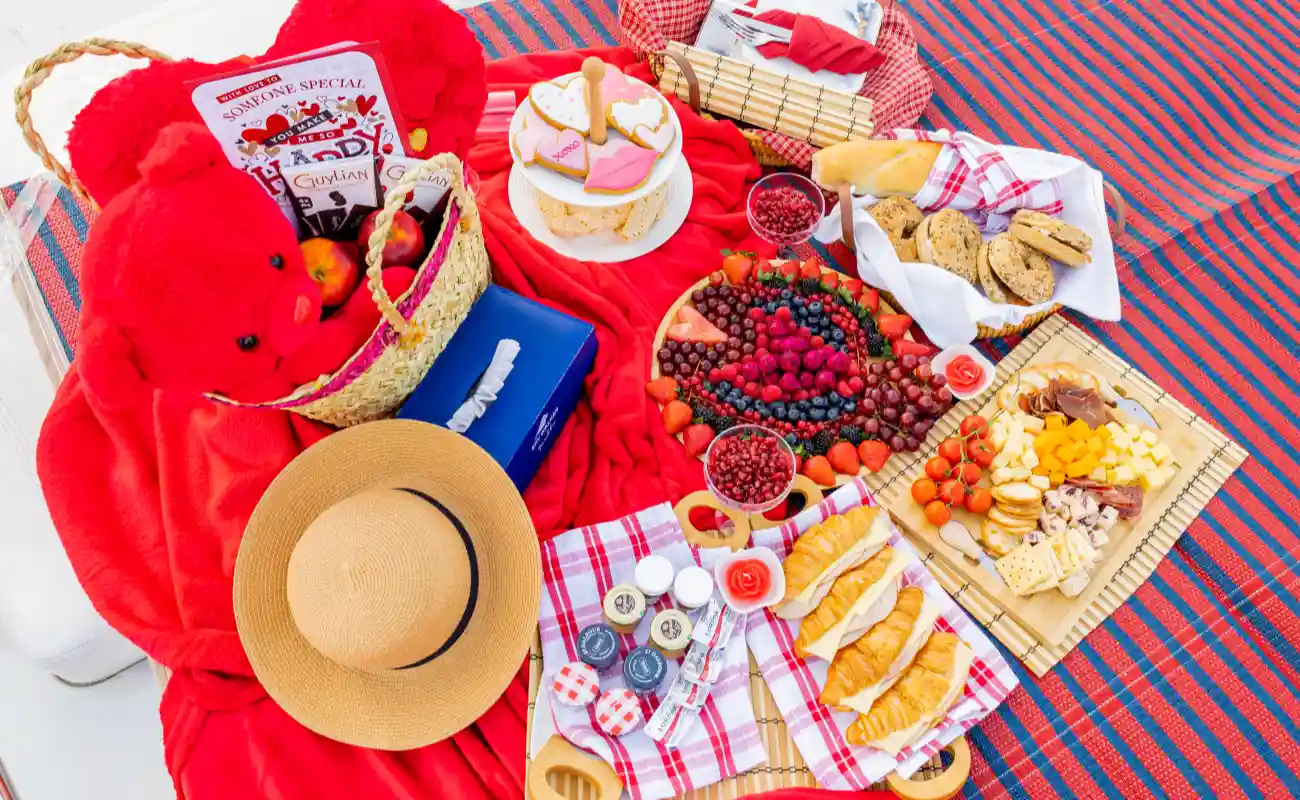 Dubai Romantic Yacht Dinner Package