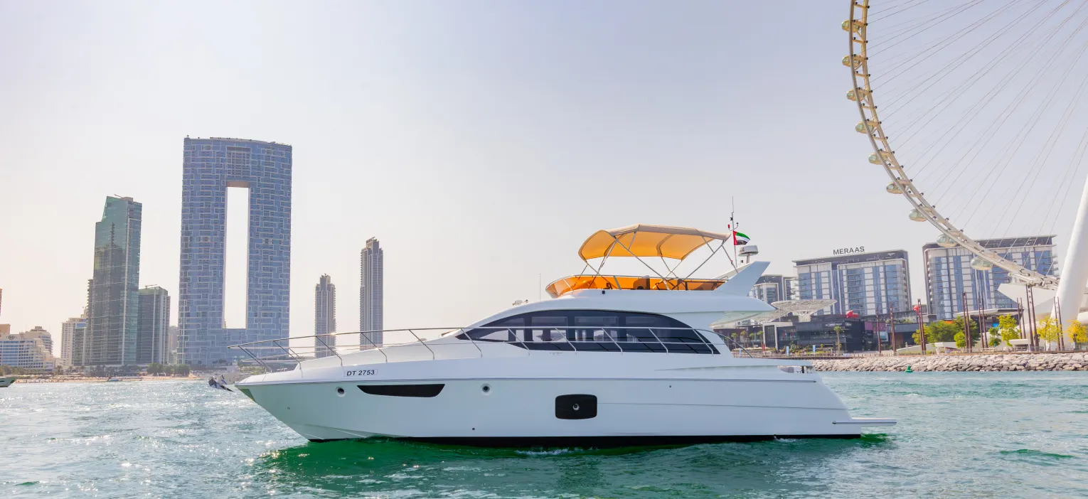  sailing along dubai’s coastline on a luxury yacht cruise dubai, this is an iconic scene of the 3-hour breakfast yacht cruise