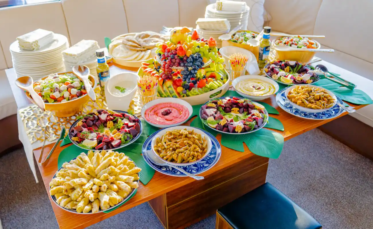 Dubai Yacht Party Food & Beverage Services