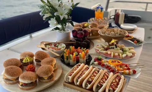 Boat Tour Dubai Marina with Food & Drinks