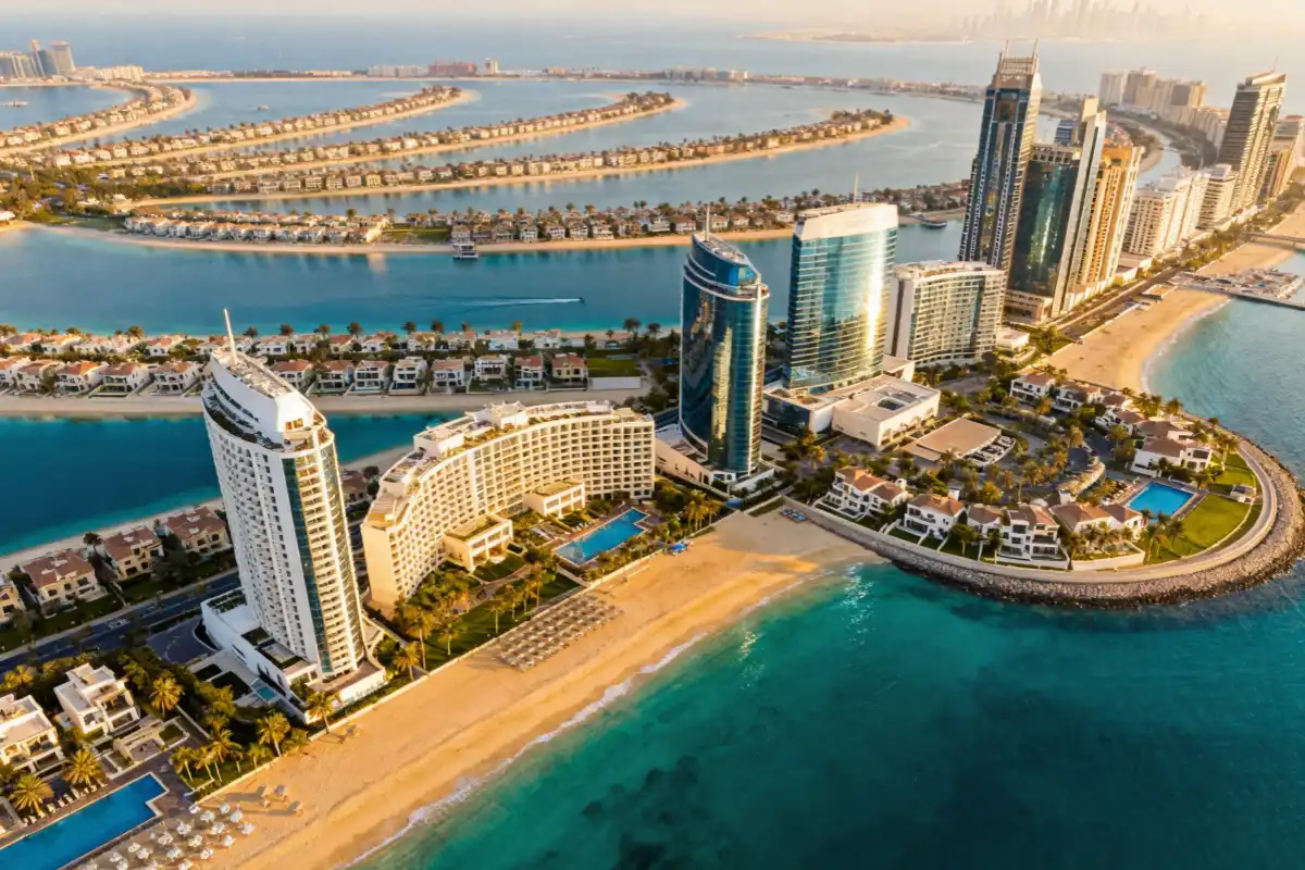 Best places to stay in Dubai for luxury travelers with beachfront resorts and Palm Jumeirah views.